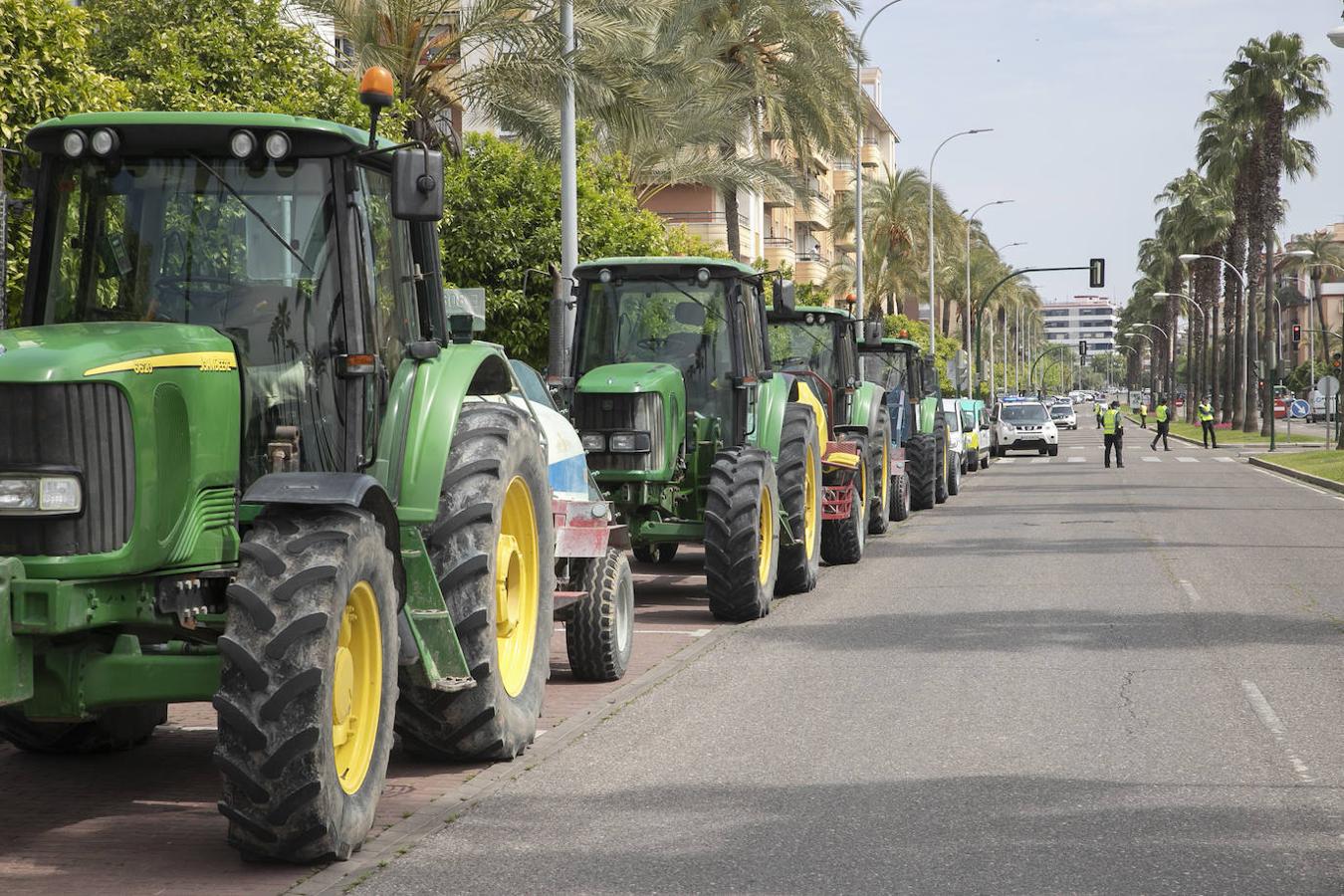 El homenaje de los agricultores a los sanitarios de Córdoba, en imágenes