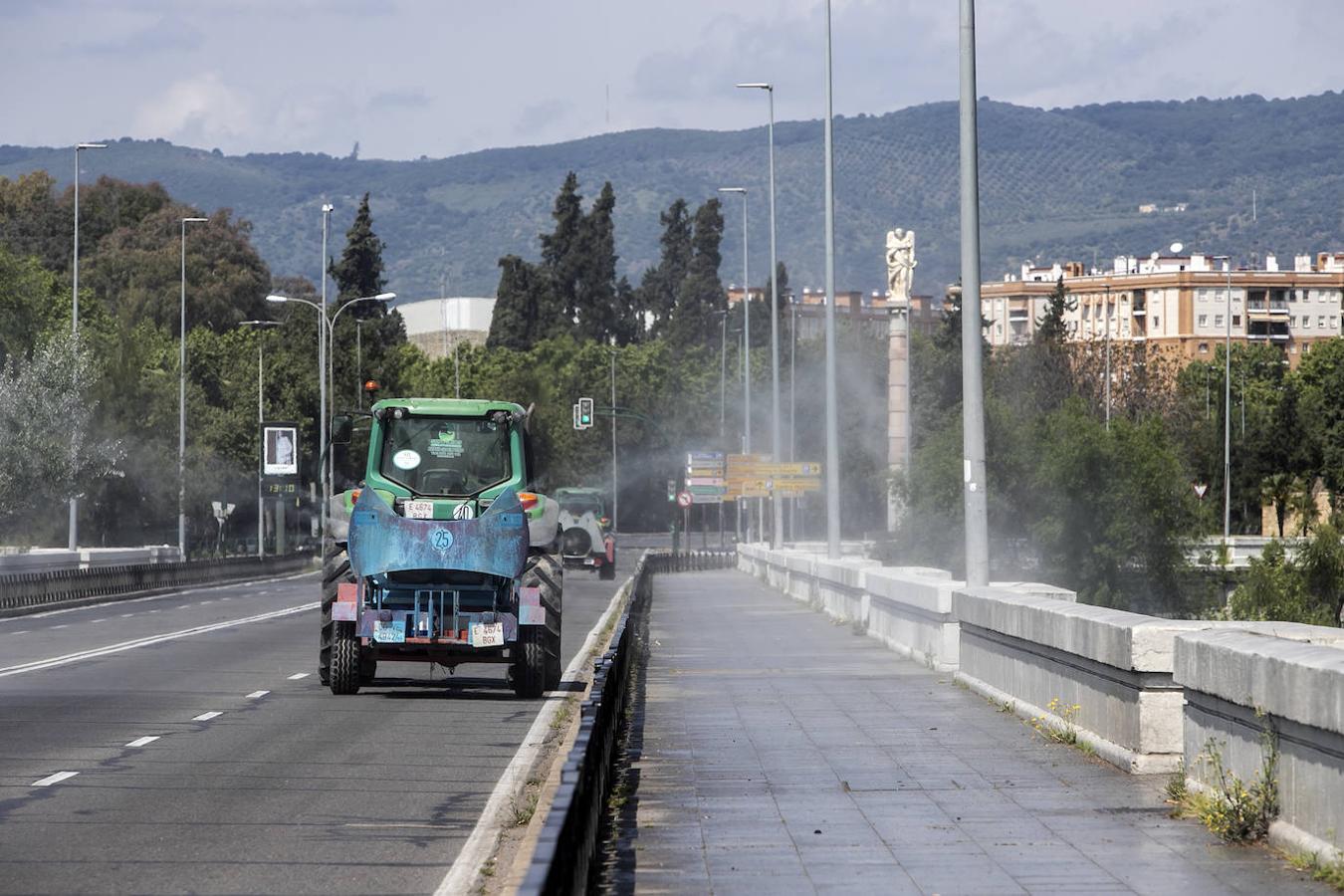 El homenaje de los agricultores a los sanitarios de Córdoba, en imágenes