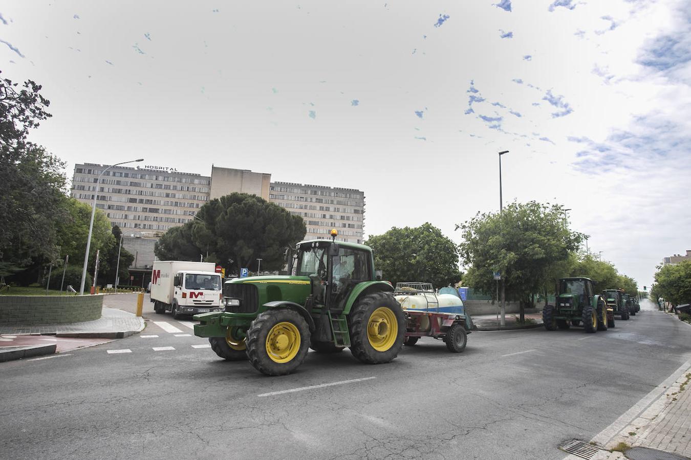 El homenaje de los agricultores a los sanitarios de Córdoba, en imágenes