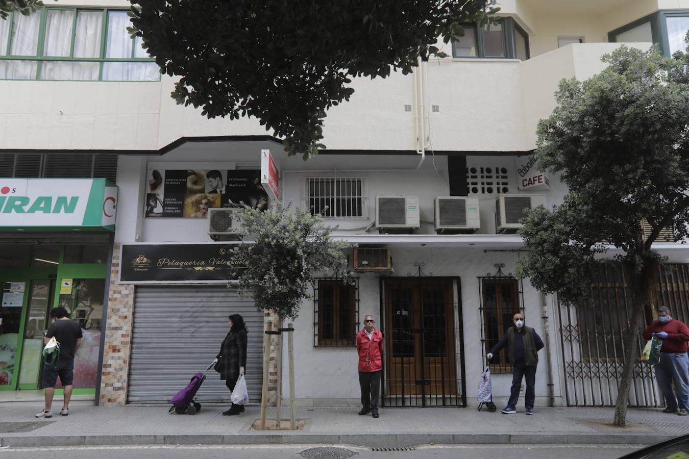 Sábado Santo de colas en calles vacías