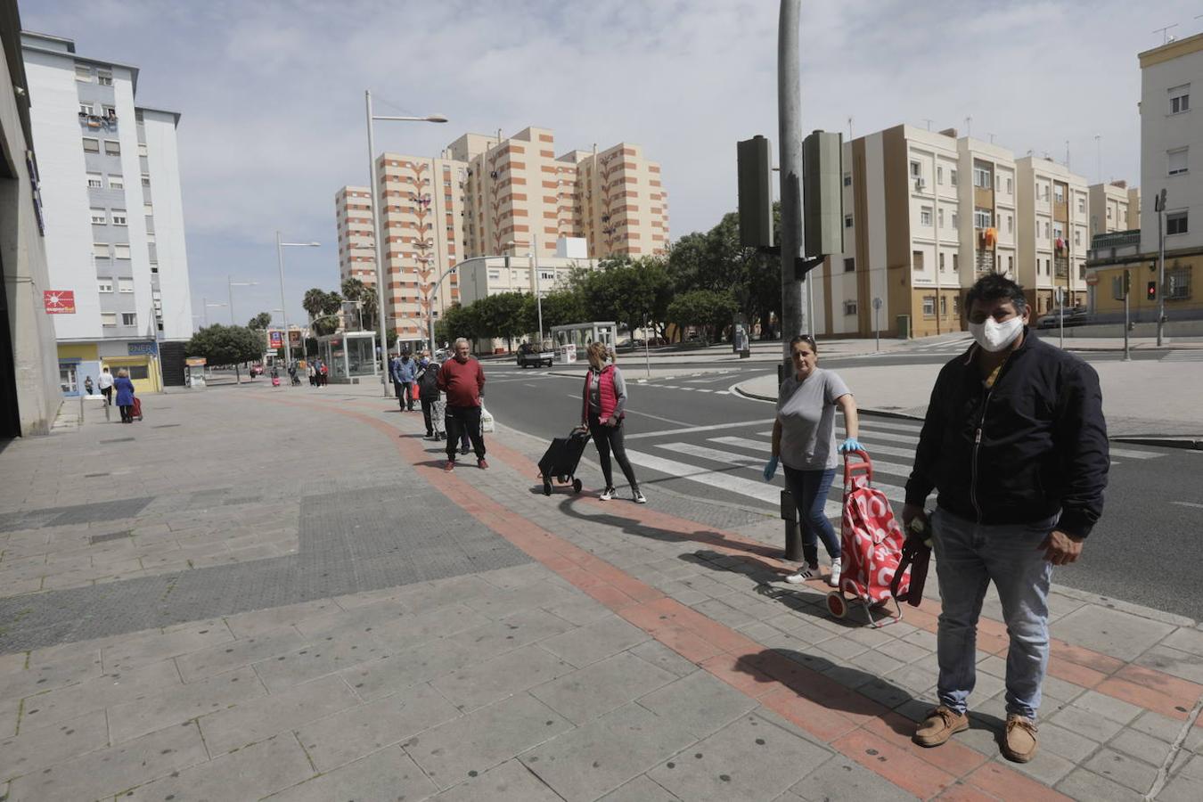 Sábado Santo de colas en calles vacías