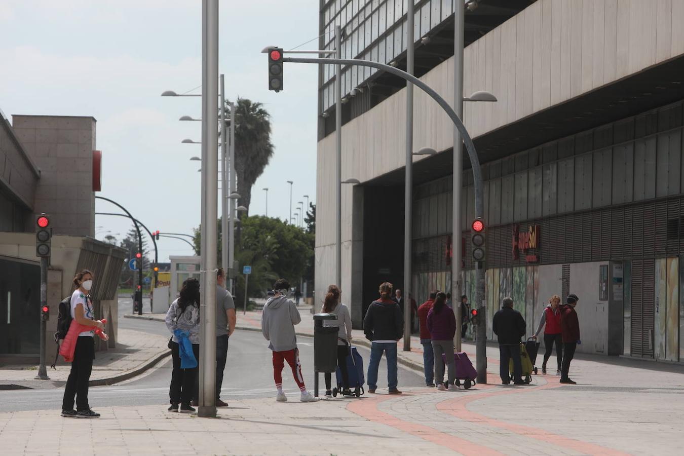 Sábado Santo de colas en calles vacías