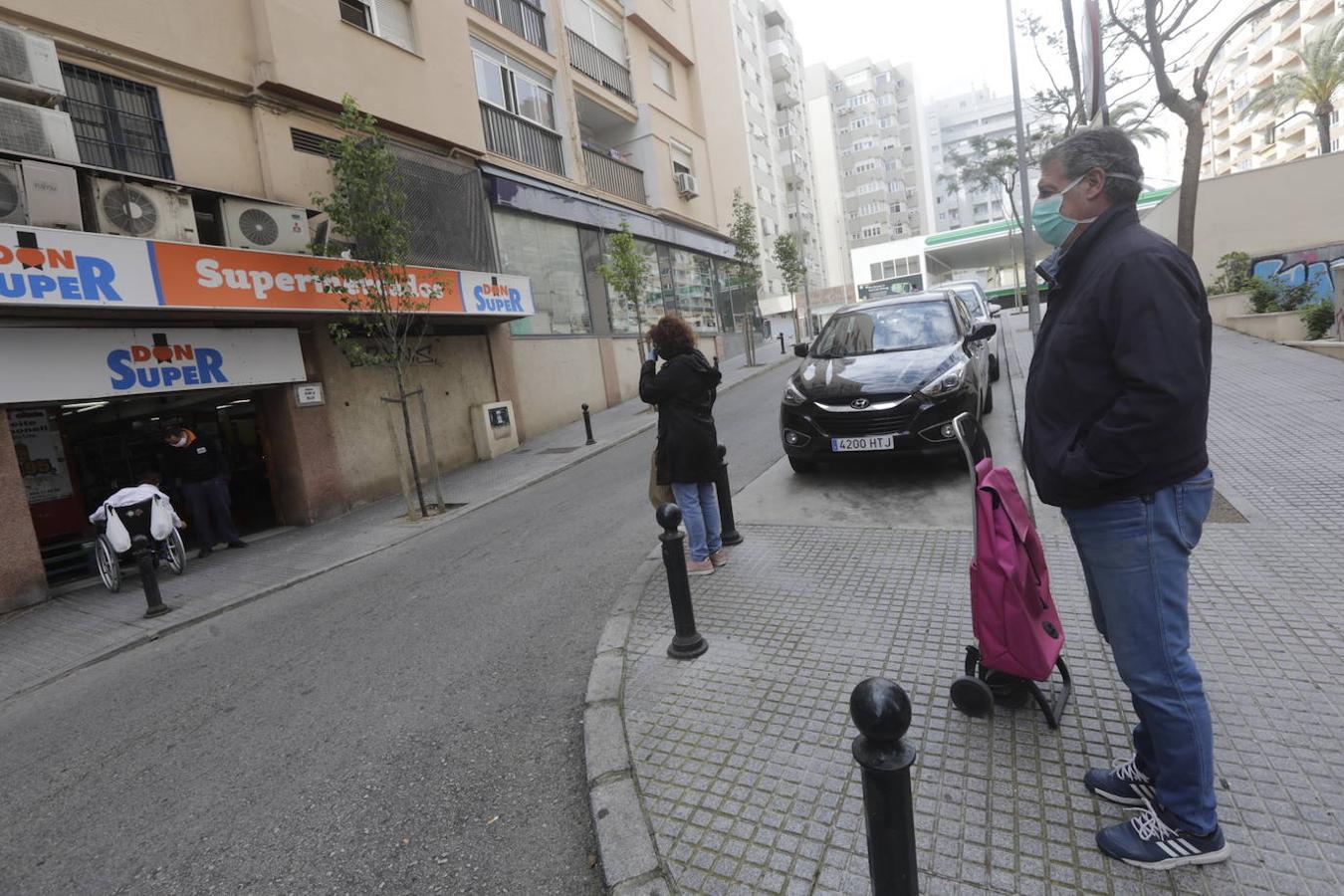 Sábado Santo de colas en calles vacías