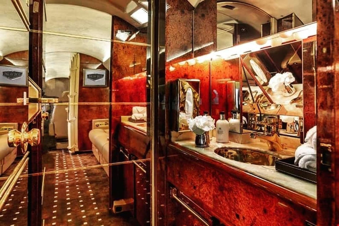 Baños equipados. También posee dos baños, uno de tipo aseo y otro más amplio que incluye una ducha con hidromasaje para que no renuncie e la comodidad en sus trayectos.