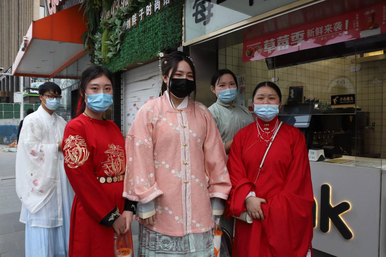 Ataviadas con ropas de estilo tradicional «Hanfu», un grupo de chicas se cubre el rostro con mascarillas, que son obligatorias en China para que no se propague la epidemia. 