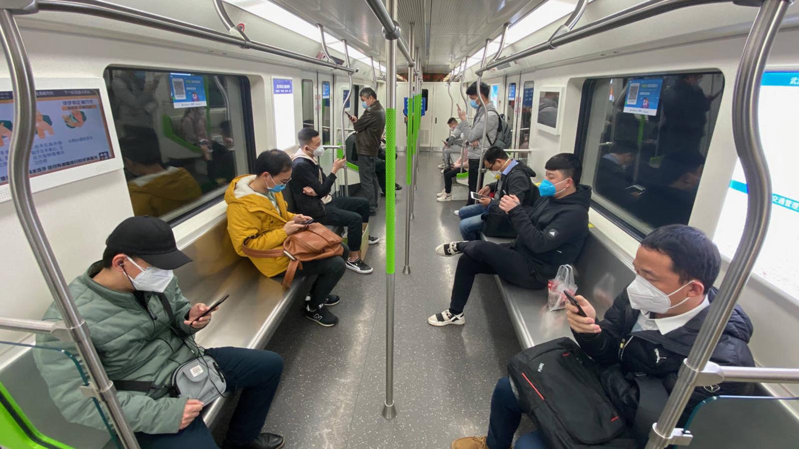 Aunque es difícil en el país más poblado del mundo, los pasajeros del metro de Wuhan intentan guardar el distanciamiento social con un asiento libre entre uno y otro. 