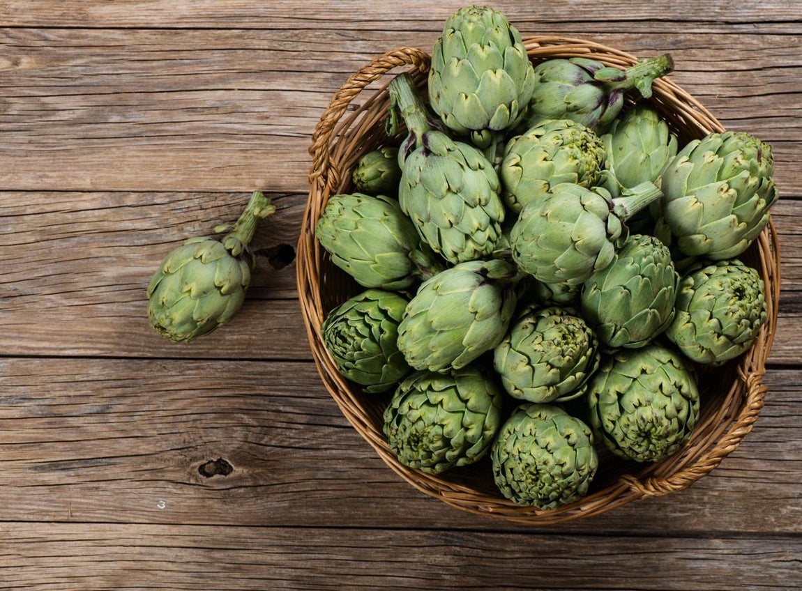 Alcachofas. Al ser un alimento rico en fibra dietética, la <a href="https://www.abc.es/bienestar/alimentacion/abci-cierto-alcachofa-ayuda-adelgazar-201911170336_noticia.html" target="_blank">alcachofa </a>tiene una alta capacidad saciante. Concretamente está dotada de 9,4 gramos de fibra por cada 100 gramos del producto, según la Base de Datos Española de Composición de Alimentos (<a href="https://www.bedca.net/" target="_blank">Bedca</a>). Esta verdura la puedes hacer en el microondas con un poco de aceite y pimienta,  un salteado con jamón y cebolla o como crema de verduras.