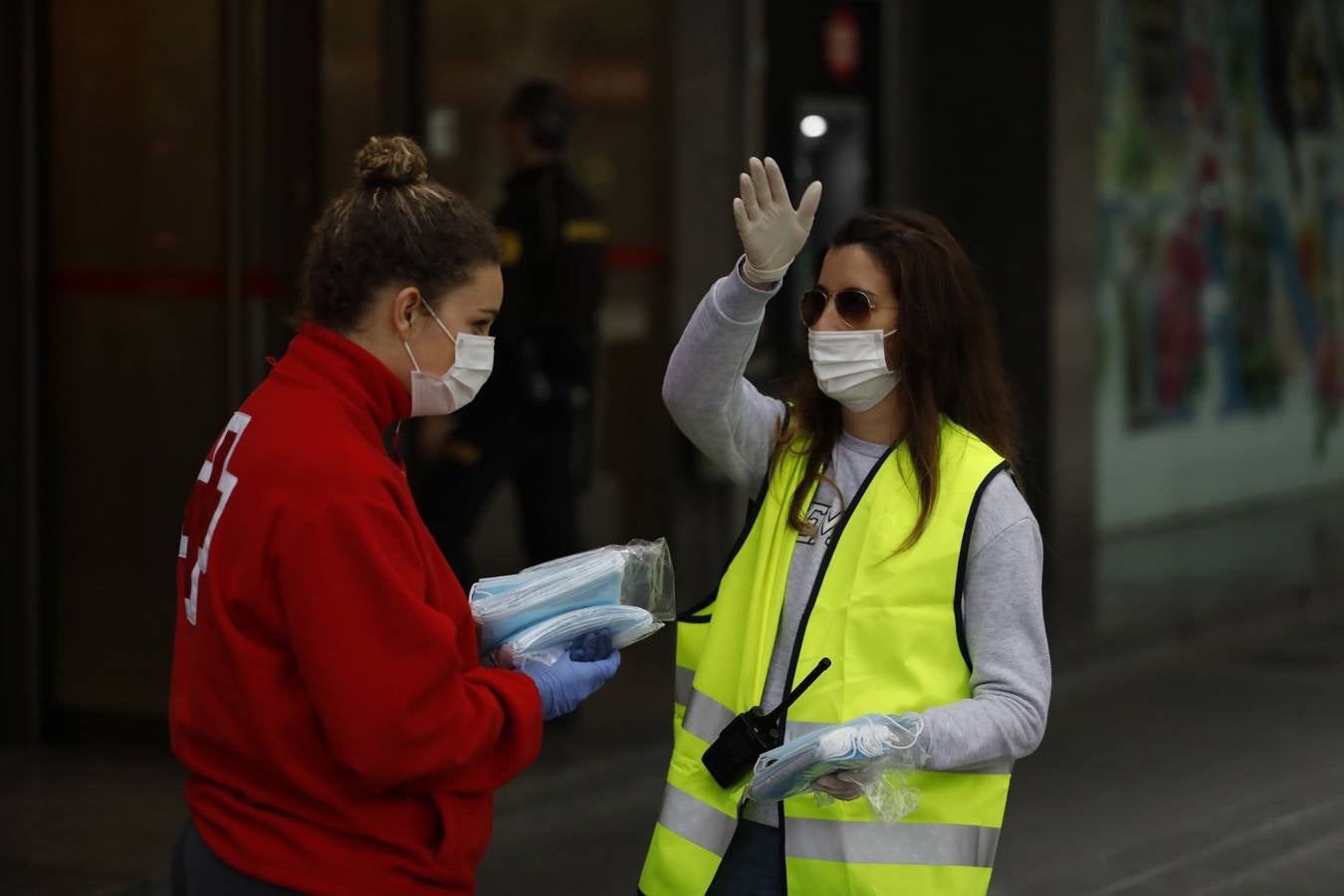 El reparto de mascarillas en Córdoba, en imágenes