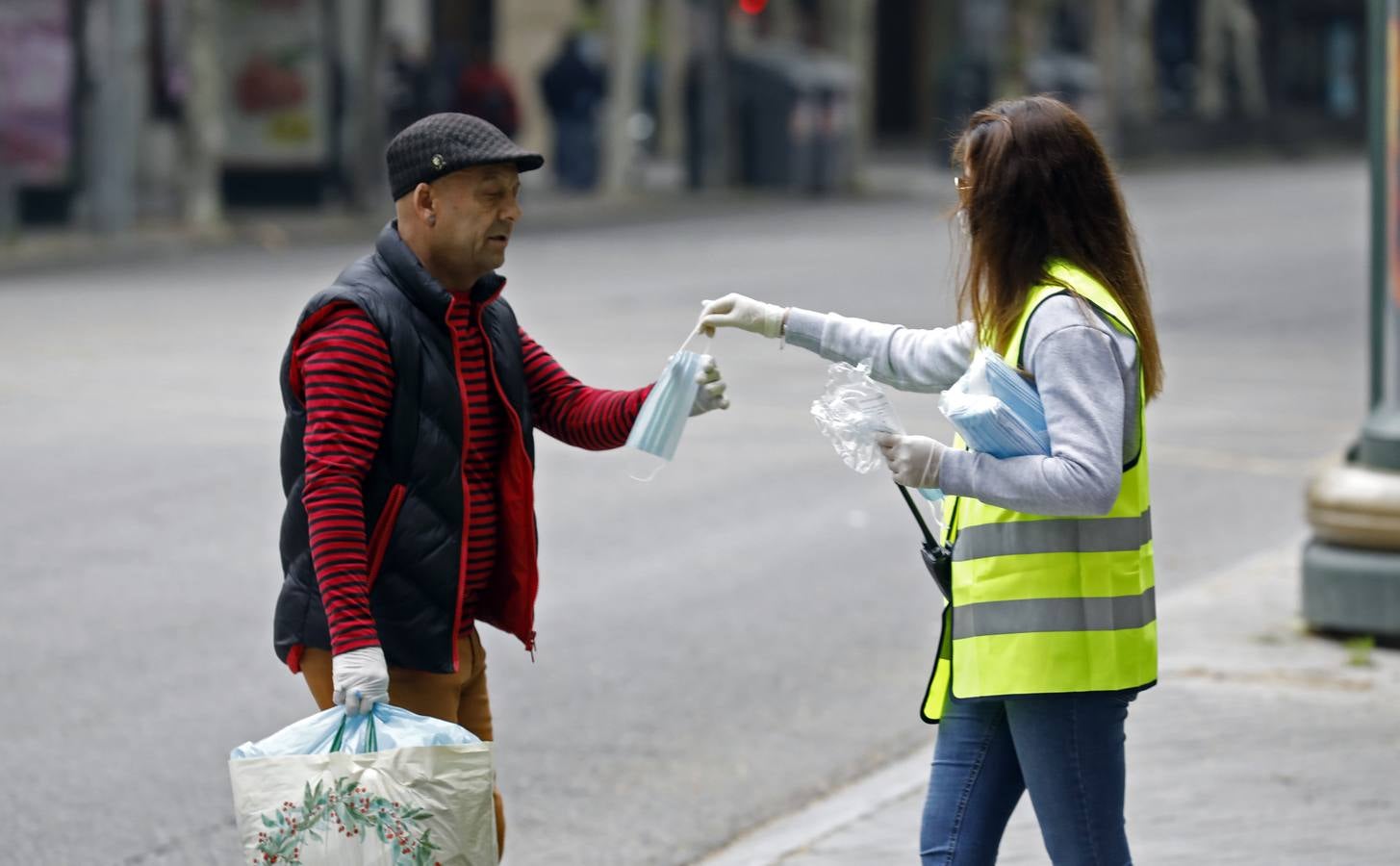 El reparto de mascarillas en Córdoba, en imágenes