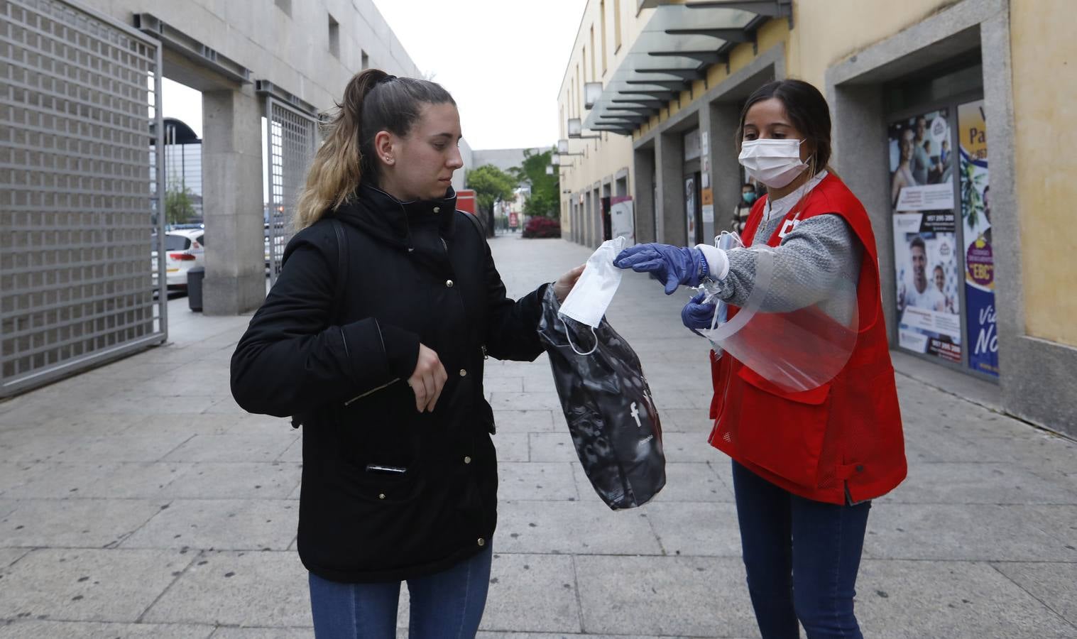 El reparto de mascarillas en Córdoba, en imágenes