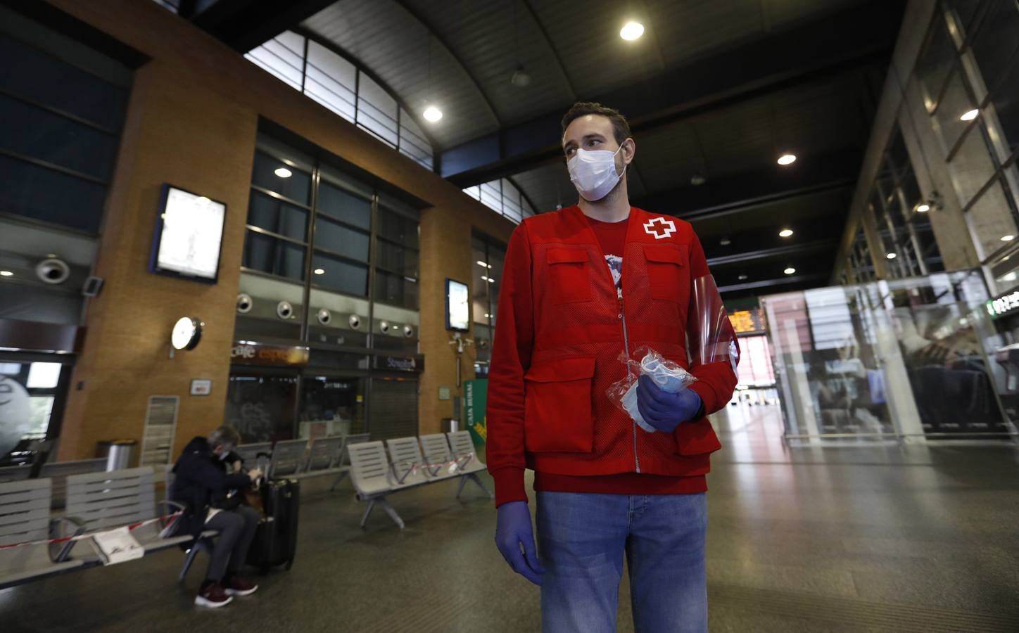 El reparto de mascarillas en Córdoba, en imágenes