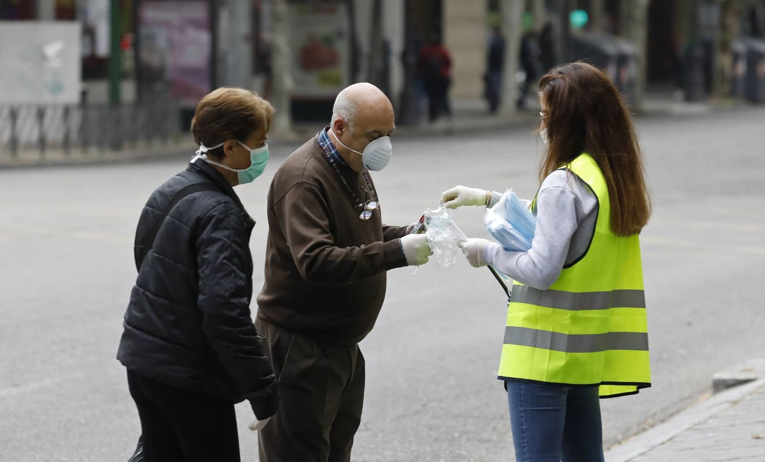 El reparto de mascarillas en Córdoba, en imágenes