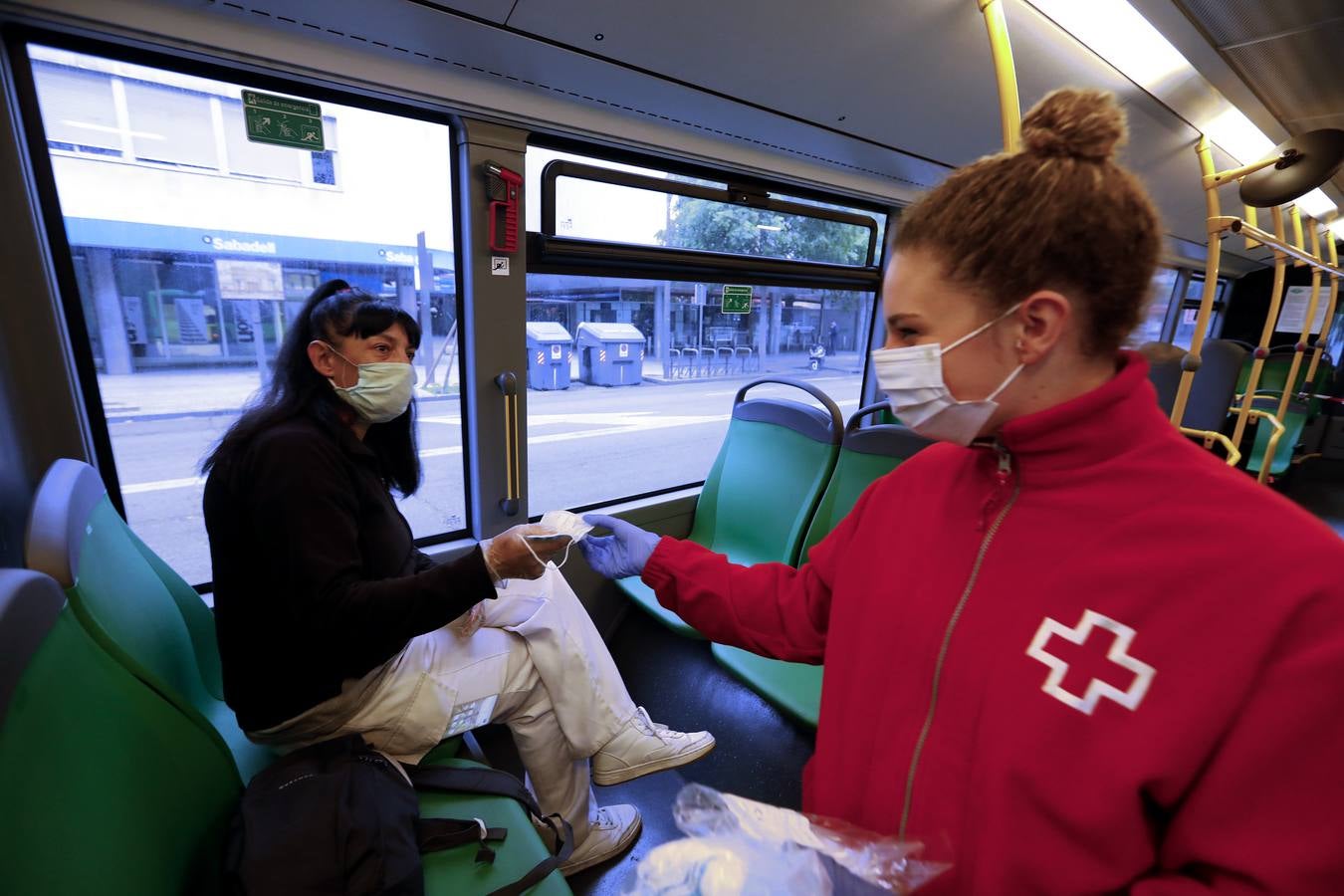 El reparto de mascarillas en Córdoba, en imágenes