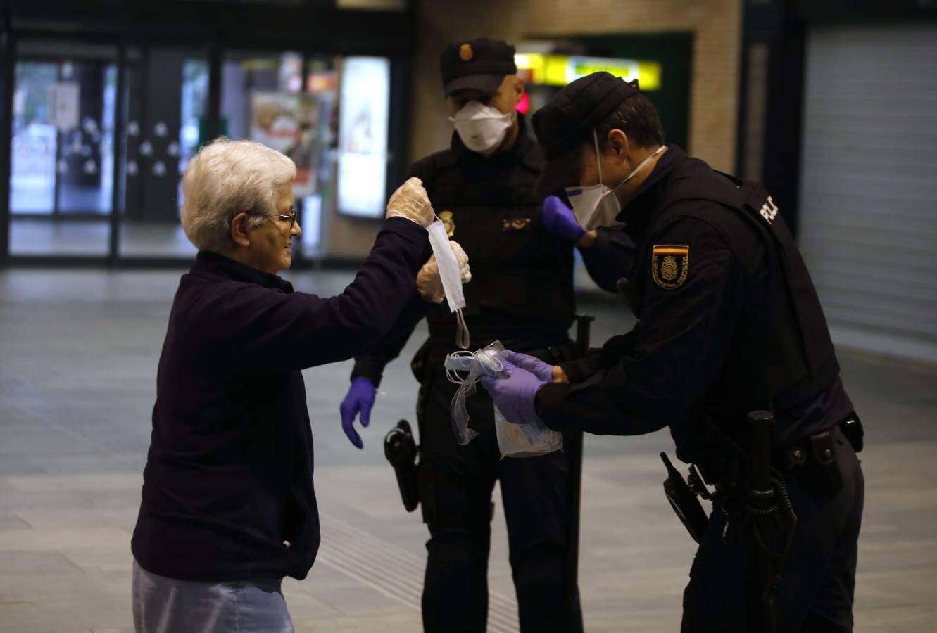 Así está siendo el reparto de mascarillas en Sevilla para combatir el coronavirus