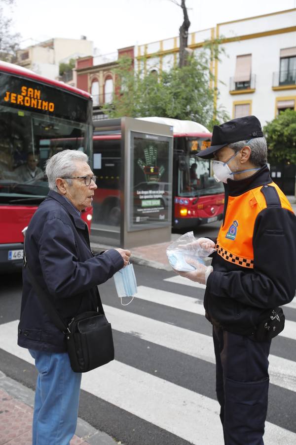 Así está siendo el reparto de mascarillas en Sevilla para combatir el coronavirus