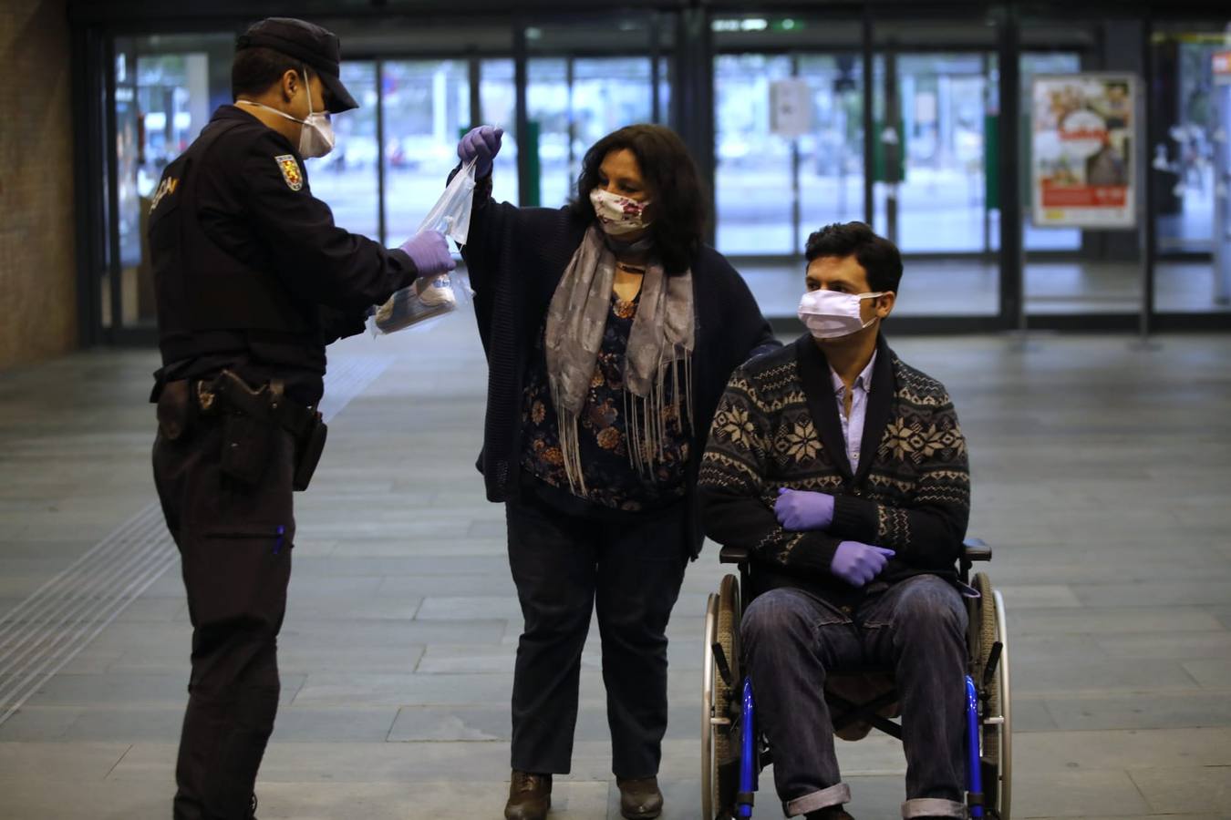 Así está siendo el reparto de mascarillas en Sevilla para combatir el coronavirus