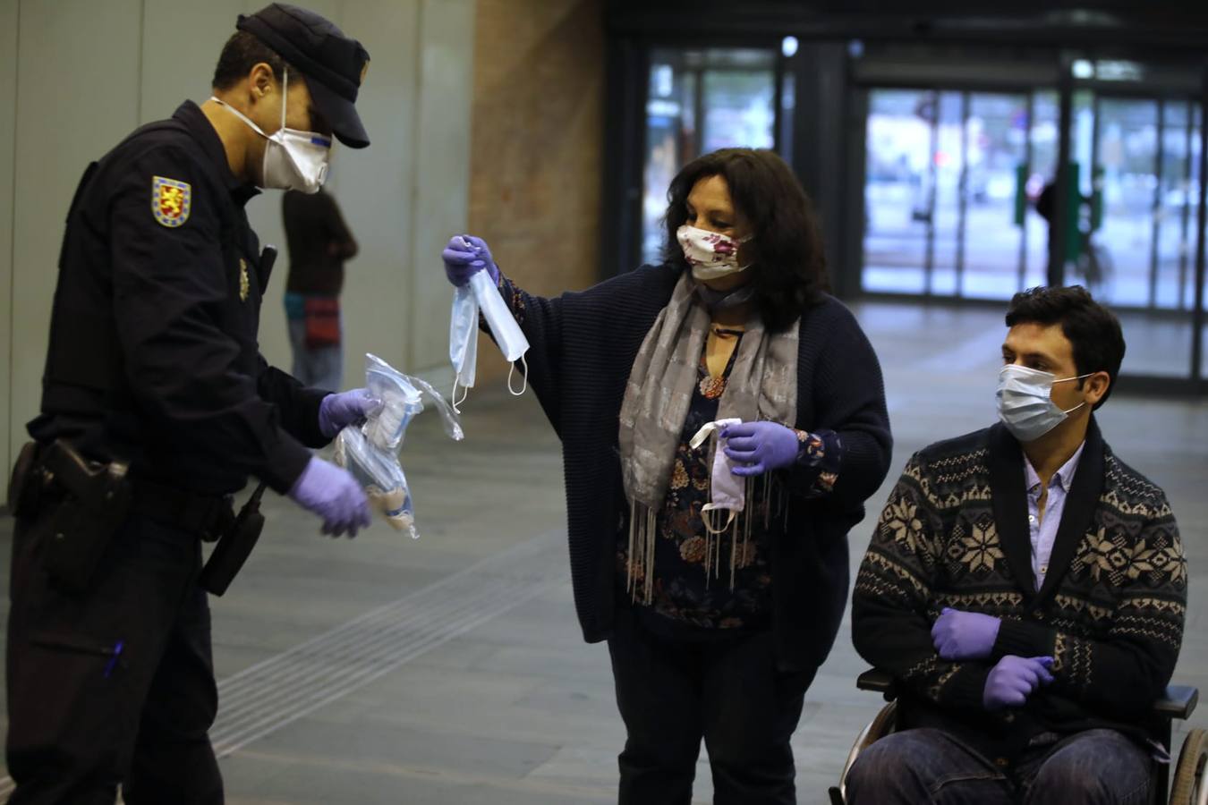 Así está siendo el reparto de mascarillas en Sevilla para combatir el coronavirus