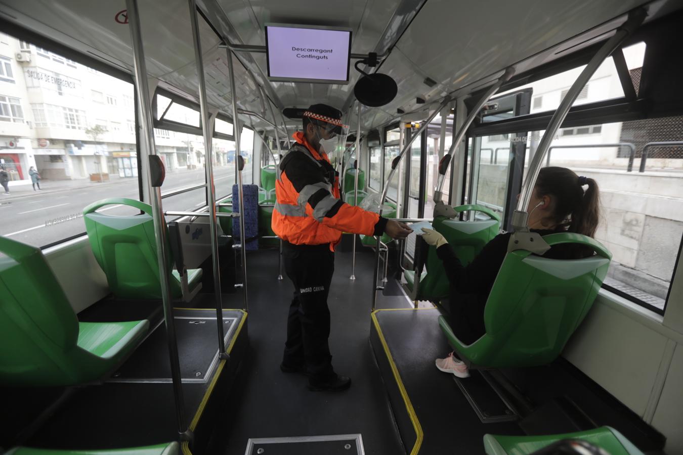 FOTOS: Reparto de mascarillas entre los usuarios del transporte público de Cádiz