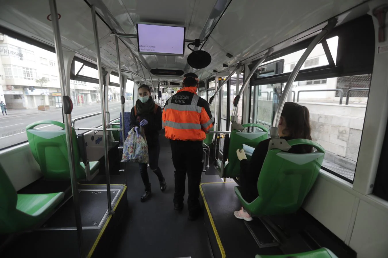 FOTOS: Reparto de mascarillas entre los usuarios del transporte público de Cádiz