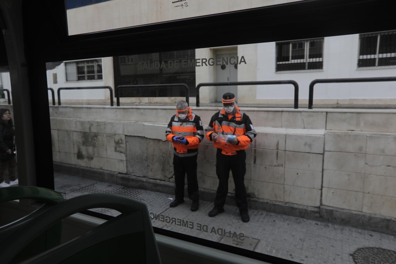 FOTOS: Reparto de mascarillas entre los usuarios del transporte público de Cádiz