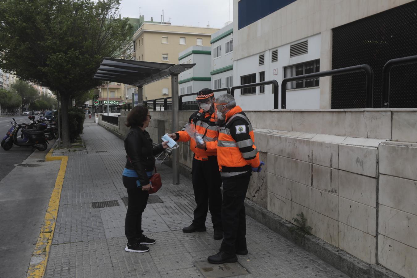 FOTOS: Reparto de mascarillas entre los usuarios del transporte público de Cádiz