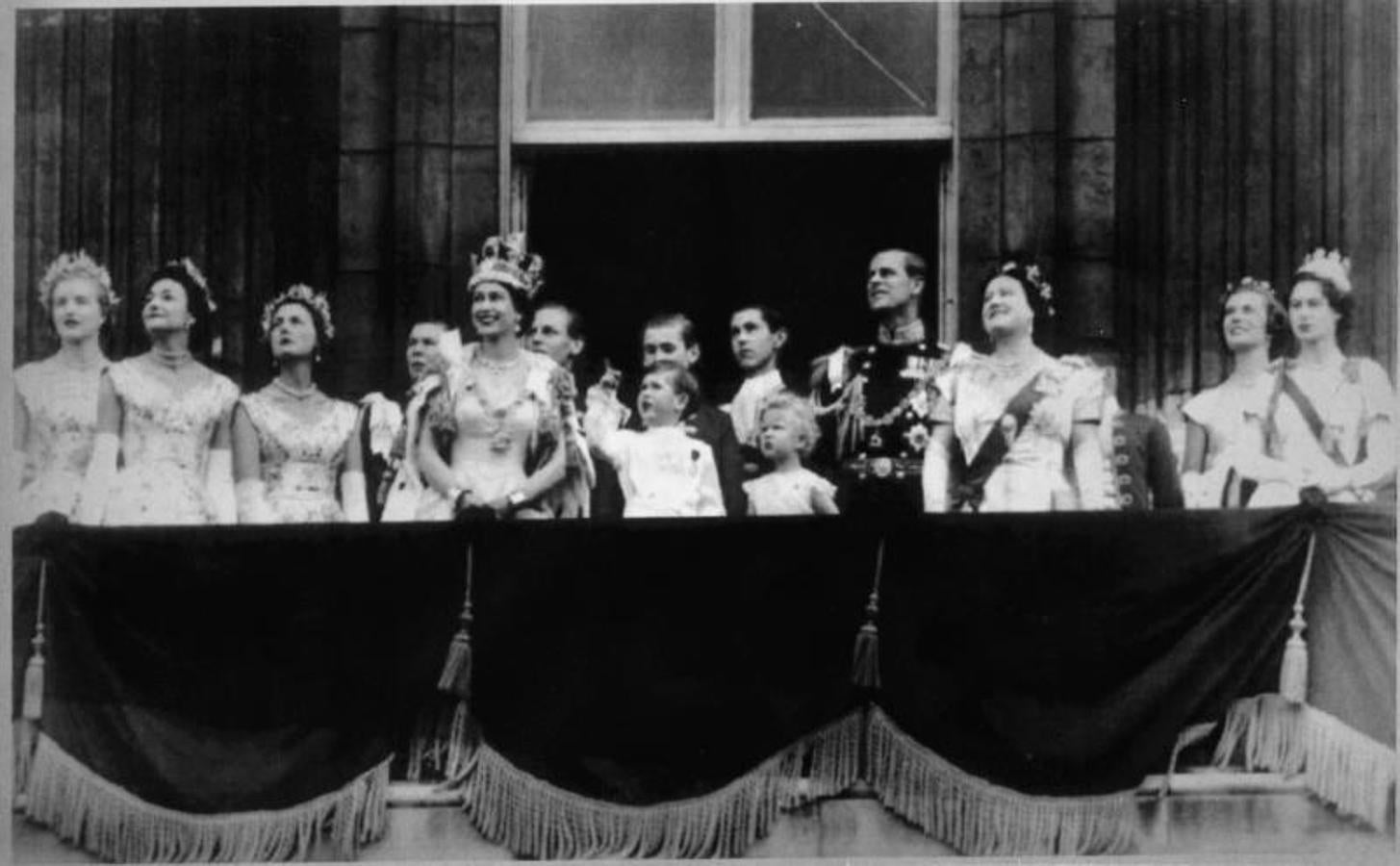 La familia real tras la coronación en el Palacio de Buckingham. 