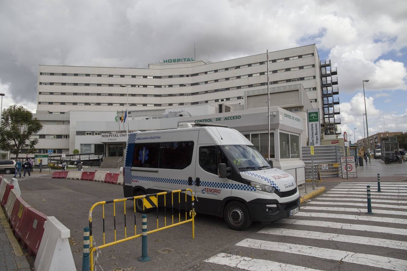 El Hospital Universitario Virgen Macarena, un mes después del inicio de la pandemia