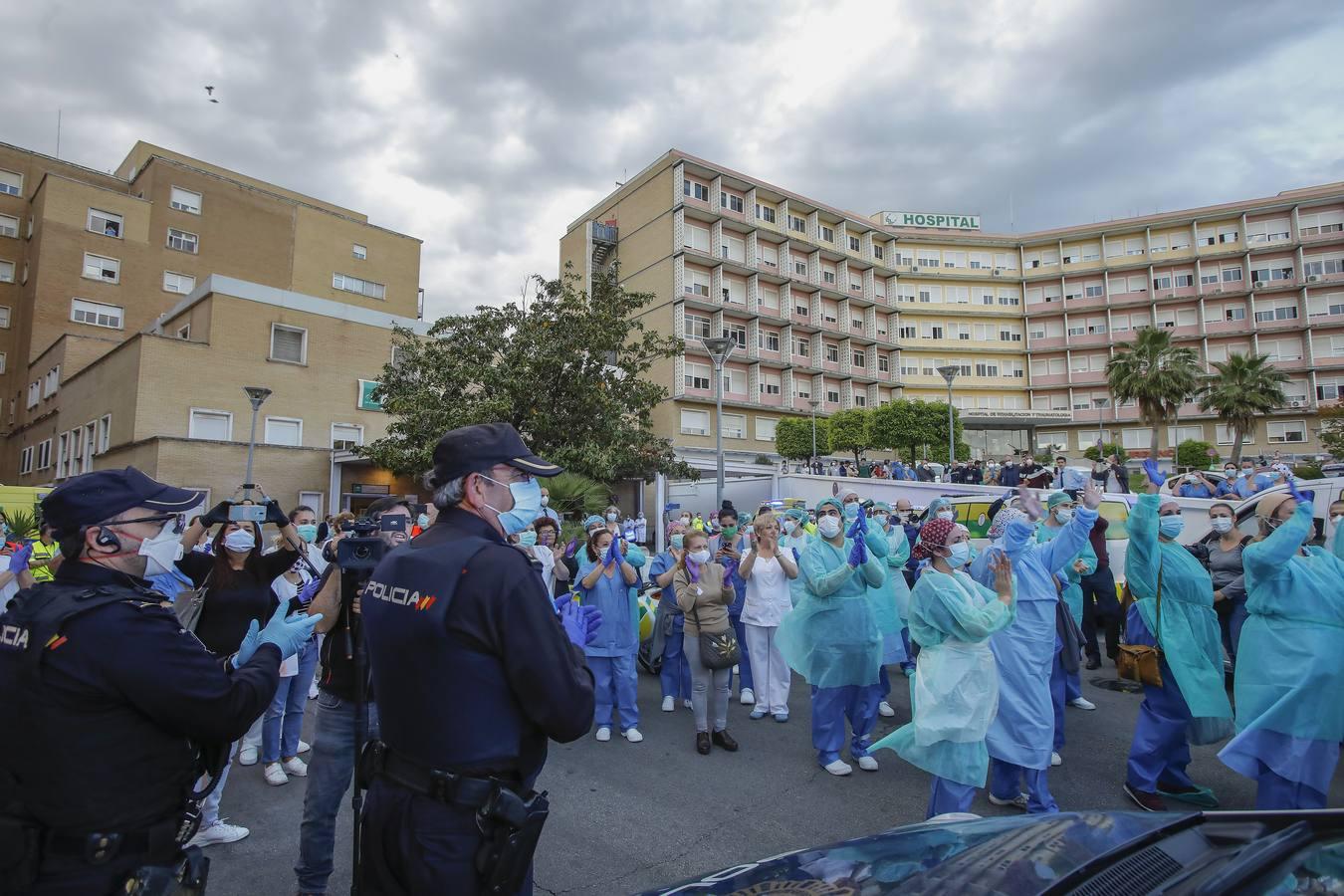 Aplausos al esfuerzo en el Hospital Virgen del Rocío