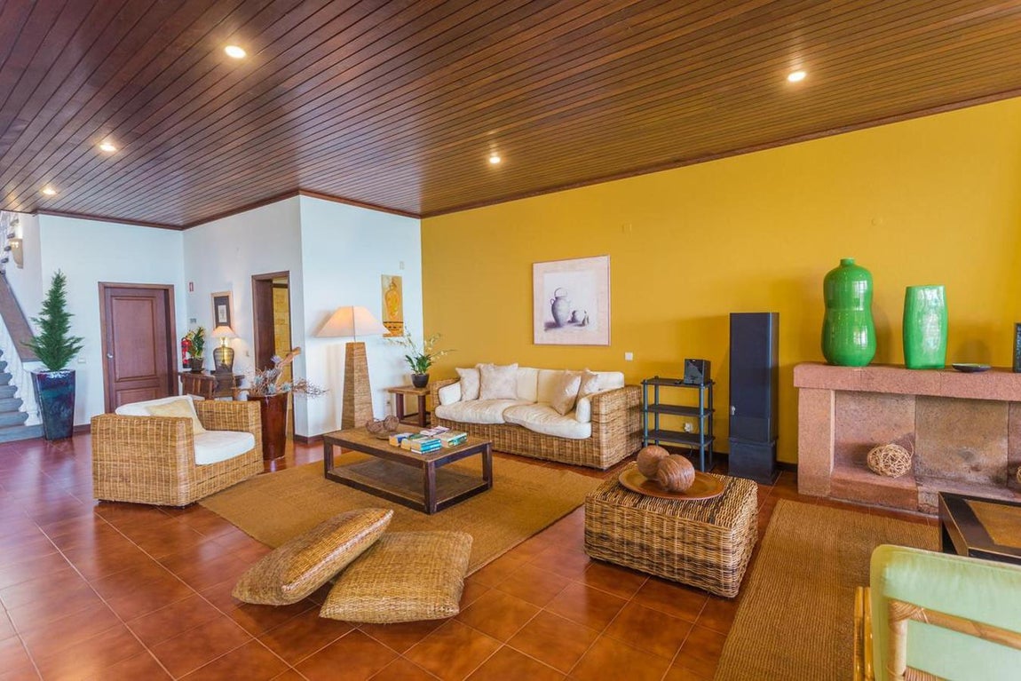 Aires tropicales. Otras estancias de la sala son más coloridas, pero siempre respetando la estética con aires tropicales donde la rafia, la madera y tejidos ligeros como el lino cobran protagonismo.