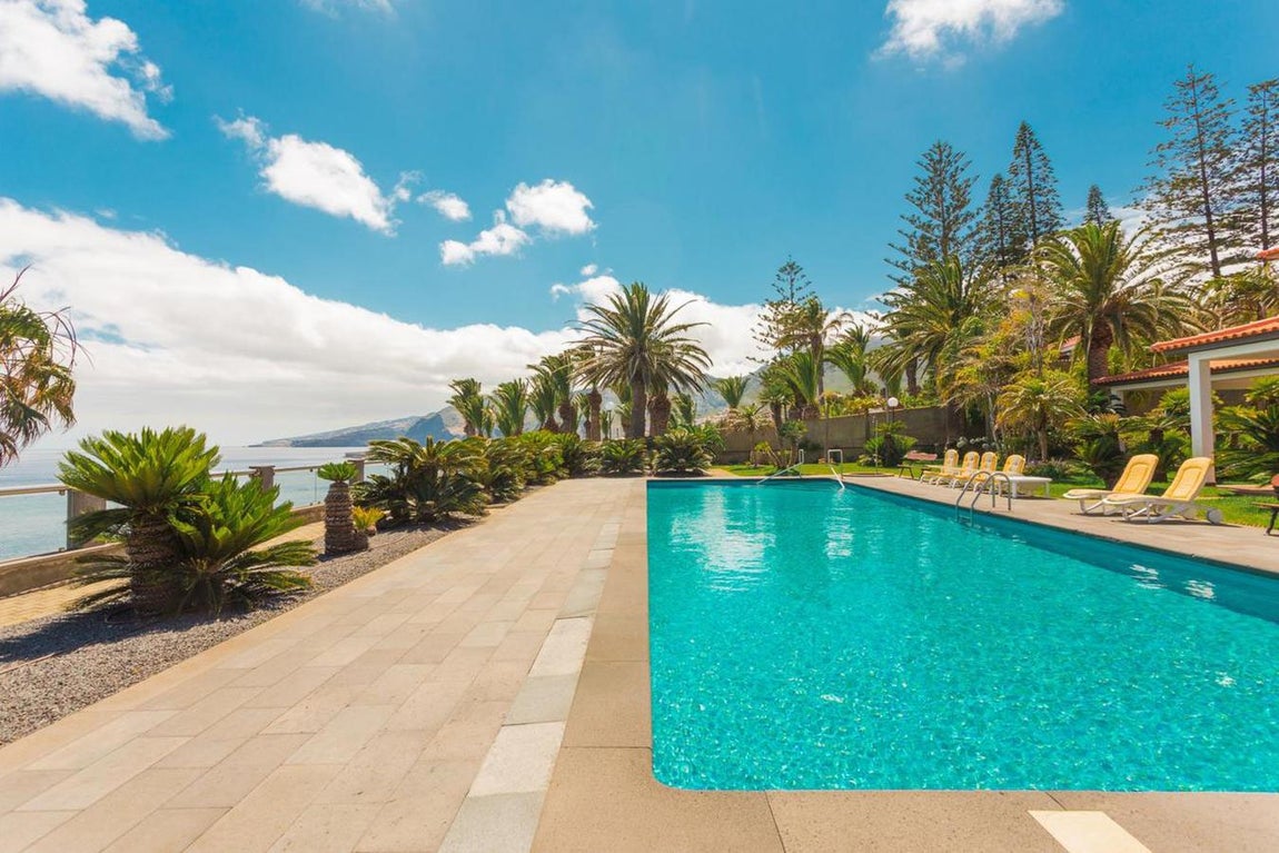 Piscina con solárium. La amplia piscina posee un gran solárium donde también están aprovechando para broncearse y realizar deporte, según muestra Georgina en su cuenta de Instagram.