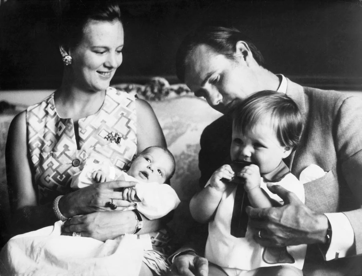 El matrimonio tuvo dos hijos: Federico y Joaquín. En la imagen, que data de 1969, la Reina Maragarita y su marido junto a los pequeños. 