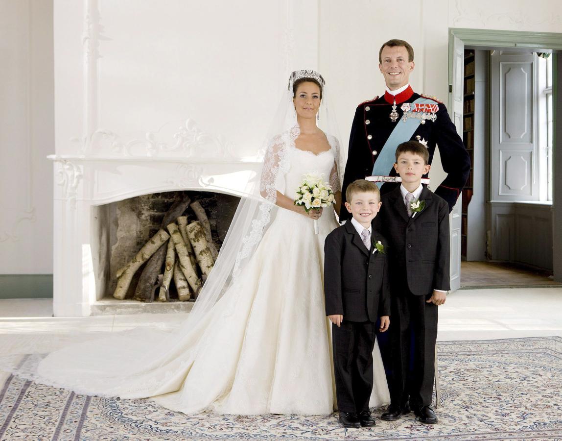 El Príncipe Joaquín en 2008, junto a su mujer, Marie Cavallier, y sus hijos Félix y Nicolás, frutos de su primer matrimonio con Alejandra de Frederiksborg, de la que se separó en 2005. 