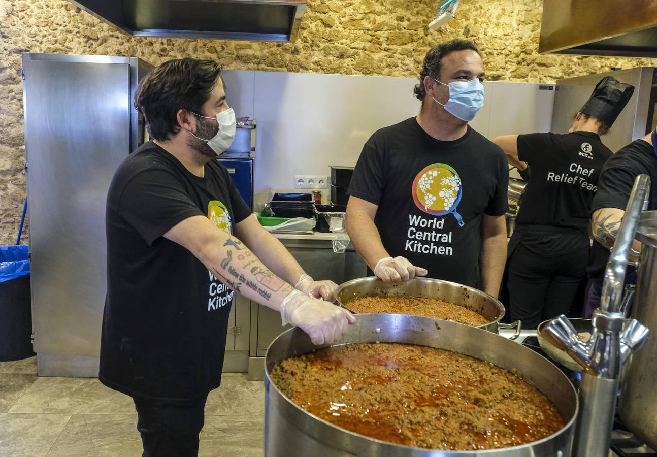 FOTOS: Ángel León y Juanlu Fernández cocinan juntos para ayudar en la crisis de la Covid-19