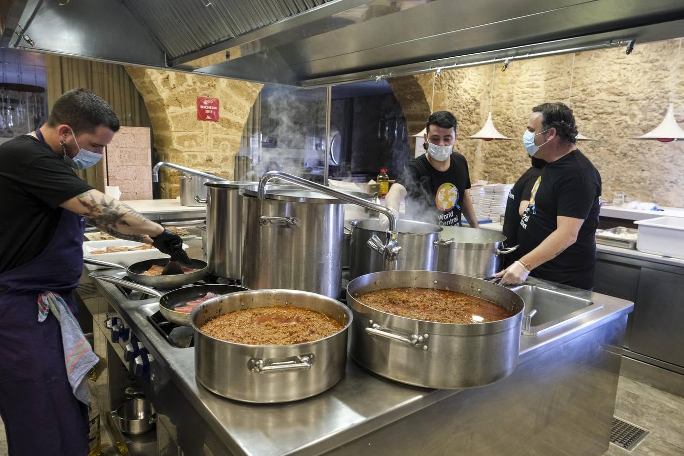 FOTOS: Ángel León y Juanlu Fernández cocinan juntos para ayudar en la crisis de la Covid-19