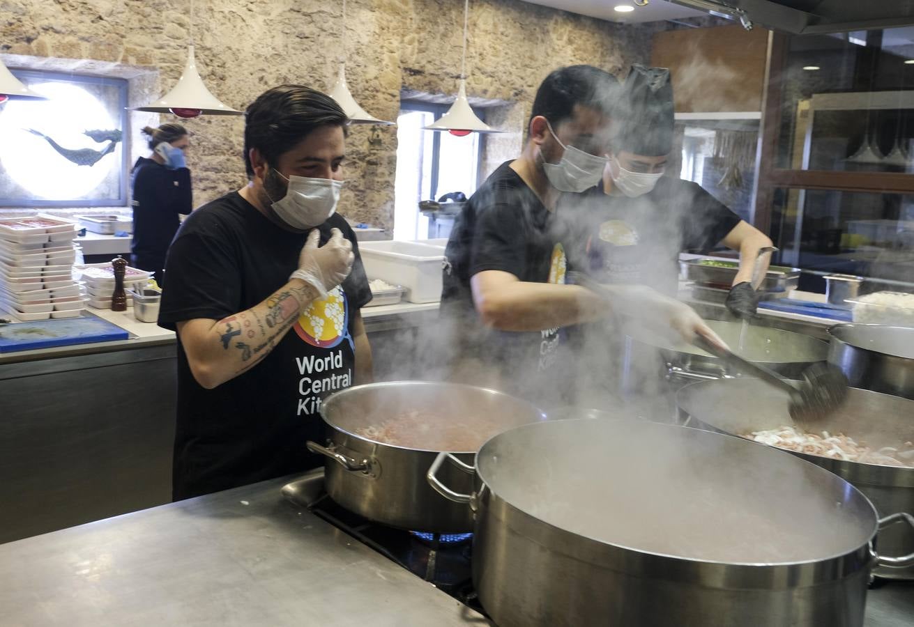 FOTOS: Ángel León y Juanlu Fernández cocinan juntos para ayudar en la crisis de la Covid-19