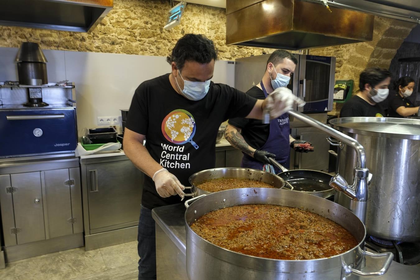 FOTOS: Ángel León y Juanlu Fernández cocinan juntos para ayudar en la crisis de la Covid-19