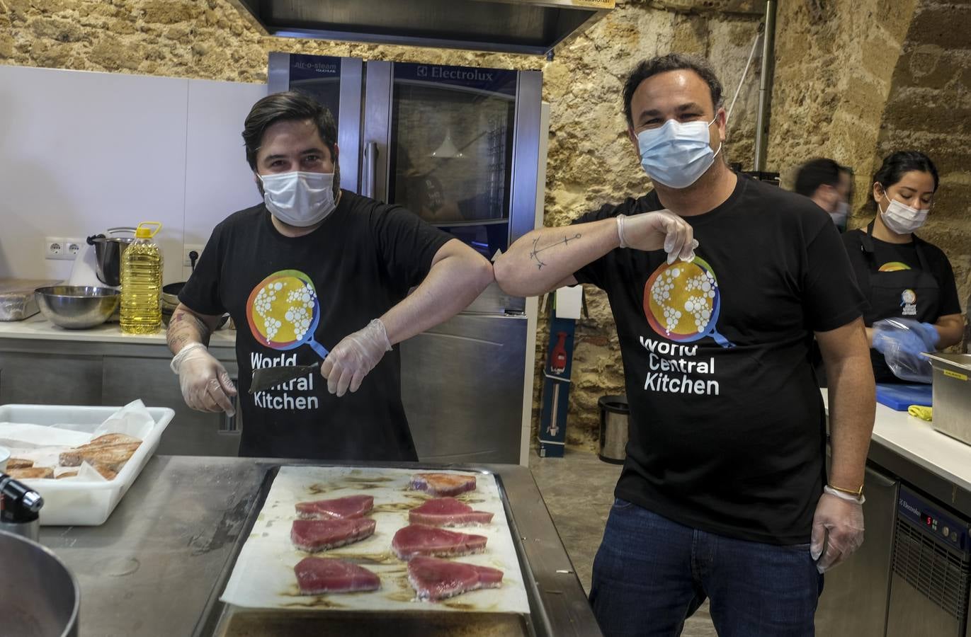 FOTOS: Ángel León y Juanlu Fernández cocinan juntos para ayudar en la crisis de la Covid-19