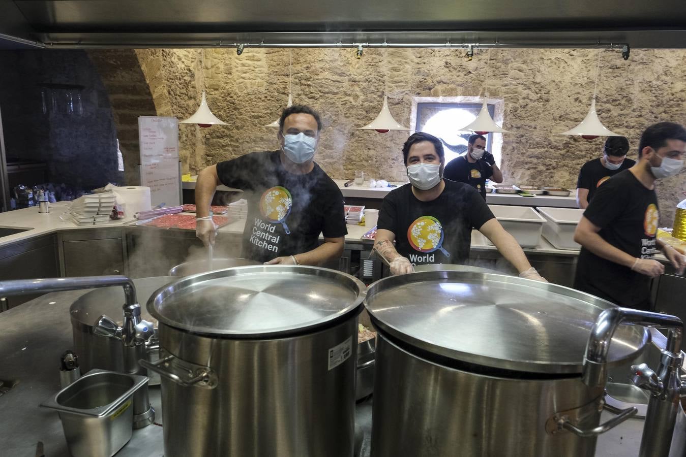 FOTOS: Ángel León y Juanlu Fernández cocinan juntos para ayudar en la crisis de la Covid-19