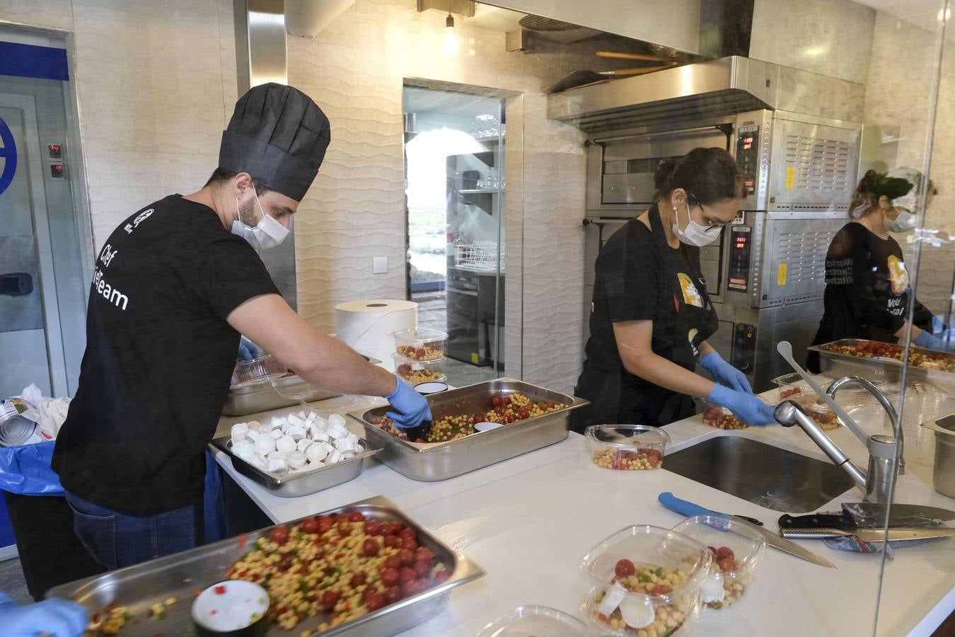 FOTOS: Ángel León y Juanlu Fernández cocinan juntos para ayudar en la crisis de la Covid-19