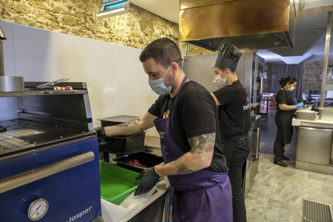 FOTOS: Ángel León y Juanlu Fernández cocinan juntos para ayudar en la crisis de la Covid-19