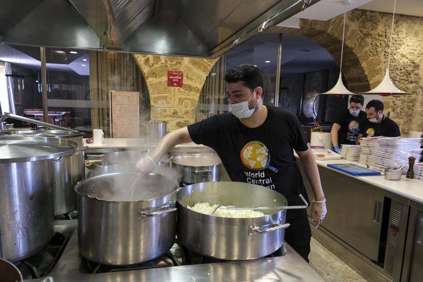 FOTOS: Ángel León y Juanlu Fernández cocinan juntos para ayudar en la crisis de la Covid-19