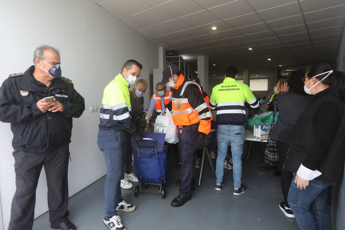 FOTOS: Reparto de alimentos a familias en El Puerto