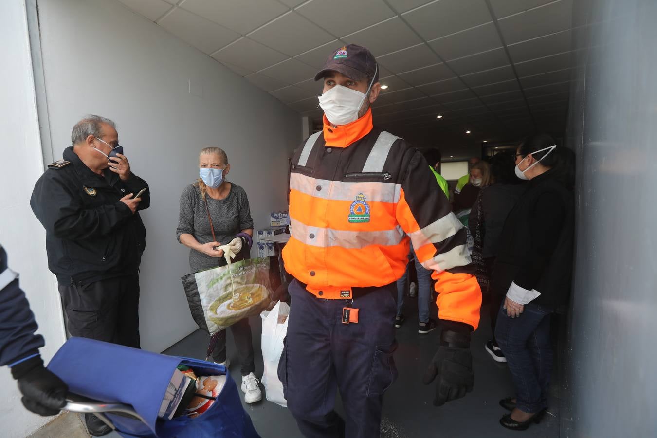 FOTOS: Reparto de alimentos a familias en El Puerto