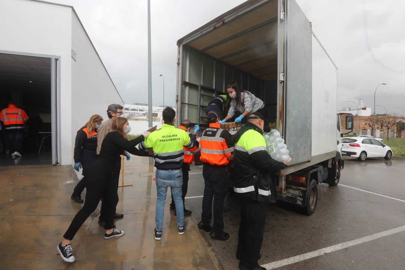 FOTOS: Reparto de alimentos a familias en El Puerto