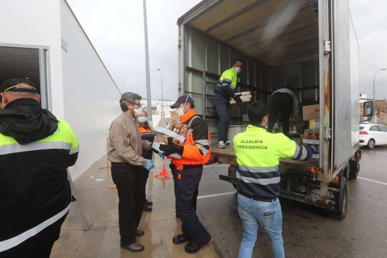 FOTOS: Reparto de alimentos a familias en El Puerto