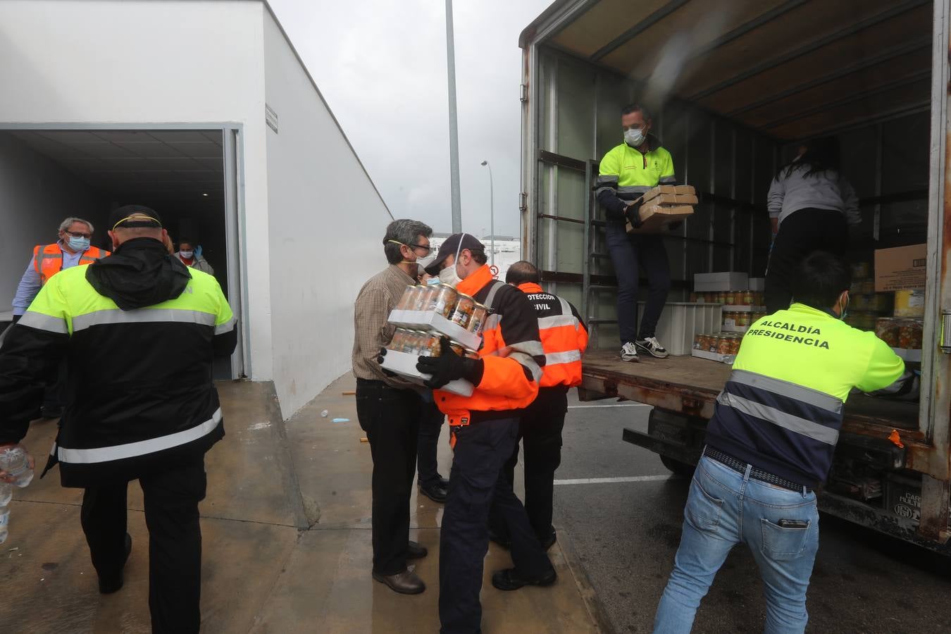 FOTOS: Reparto de alimentos a familias en El Puerto