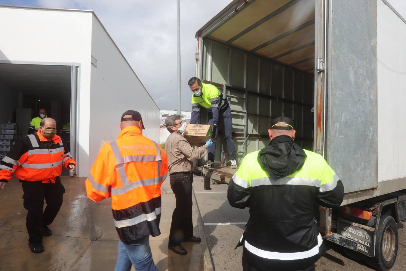 FOTOS: Reparto de alimentos a familias en El Puerto