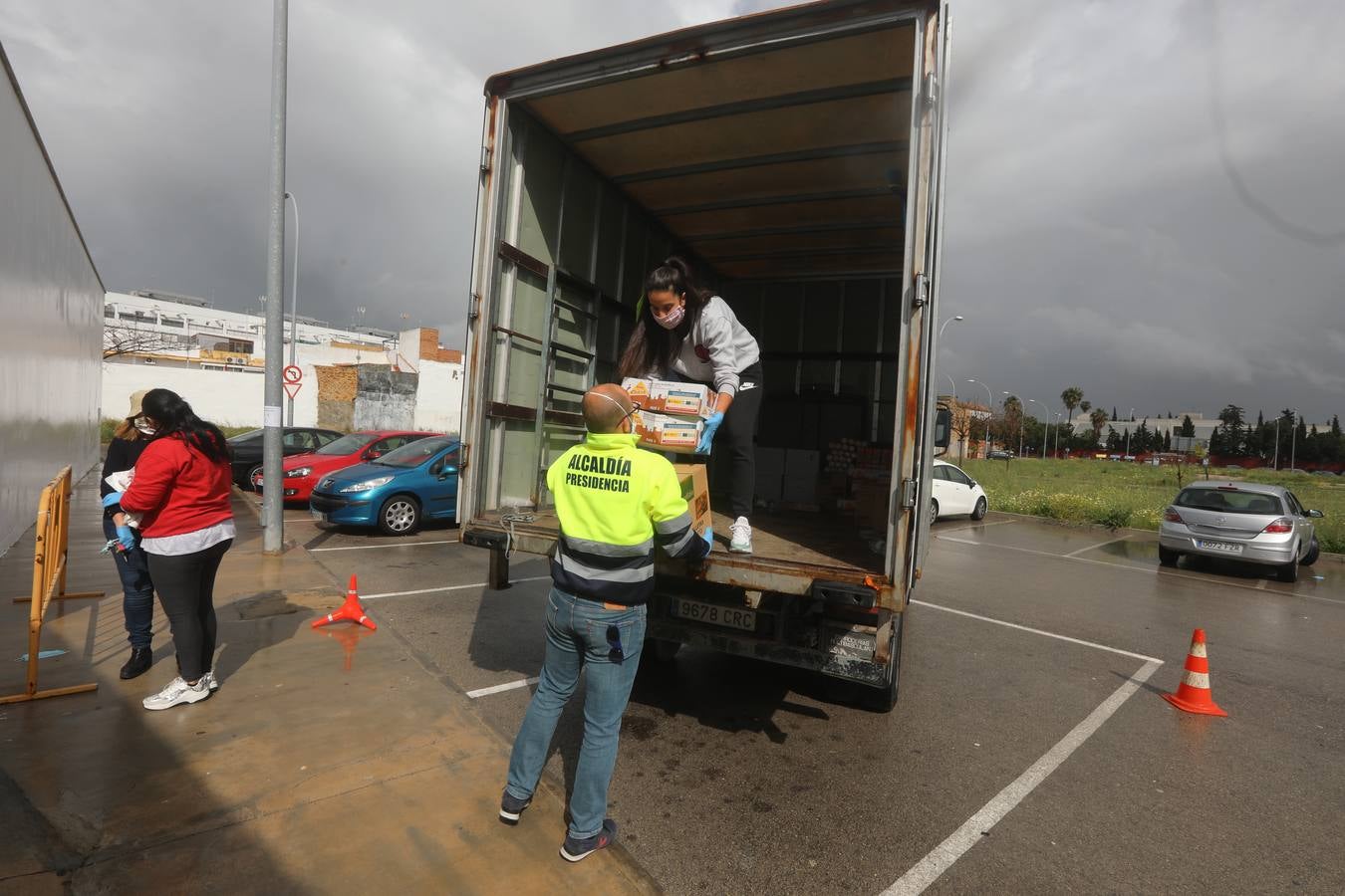 FOTOS: Reparto de alimentos a familias en El Puerto