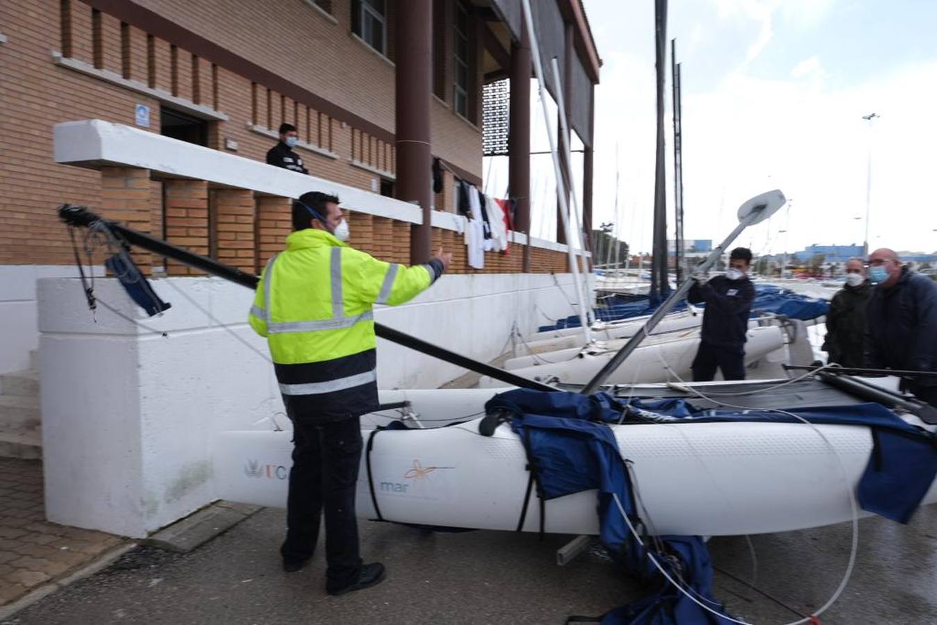 VÍDEO: Una tromba marina causa importantes destrozos en Cádiz