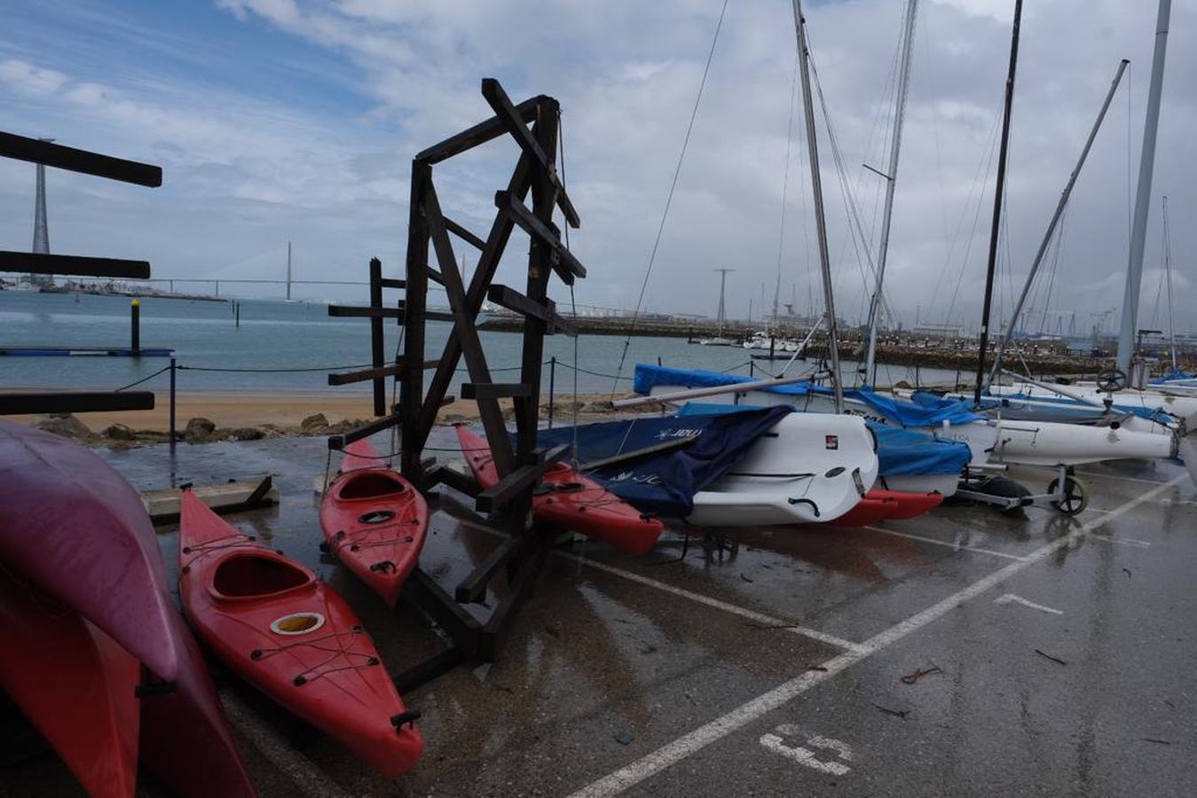 FOTOS: Instalaciones y veleros destrozados en Elcano por la tromba marina de Cádiz